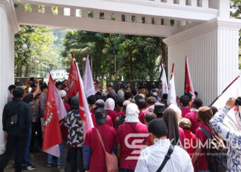 Desak Buka Data Soal Kasus SPK Fiktif Dinkes, LSM Baladhika Adhyaksa Nusantara Unjuk Rasa di Depan Gedung DPRD