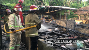 Kebakaran Hanguskan Rumah dan Peternakan Jangkrik di Ciambar Sukabumi
