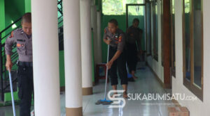 Bakti Religi dengan Bersihkan Masjid, Cara Anggota Polres Sukabumi Sambut Bulan Suci Ramadhan
