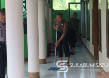 Bakti Religi dengan Bersihkan Masjid, Cara Anggota Polres Sukabumi Sambut Bulan Suci Ramadhan