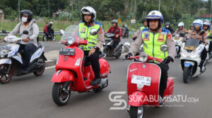 Pantau Situasi Jelang Buka Puasa, Polisi Keliling Kota Sukabumi Gunakan Vespa