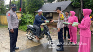 Berkah Ramadhan, Polsek Ciemas Polres Sukabumi Bagikan Takjil kepada Pengendara