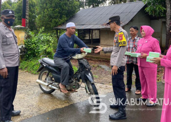 Berkah Ramadhan, Polsek Ciemas Polres Sukabumi Bagikan Takjil kepada Pengendara