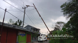 Warga Khawatir, Tiang Miring di Pasirkuda Gegerbitung Teror Pengguna Jalan
