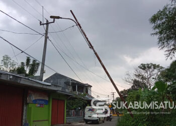 Warga Khawatir, Tiang Miring di Pasirkuda Gegerbitung Teror Pengguna Jalan