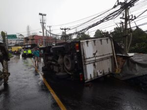 Seorang Penumpang Motor Luka-luka, Truk Boks Terguling di Tengah Jalan Parungkuda Sukabumi