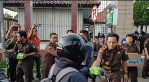 Berbagi Keberkahan Ramadhan, Kejari Kabupaten Sukabumi Bagikan Ratusan Paket Takjil