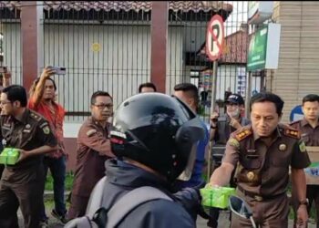 Berbagi Keberkahan Ramadhan, Kejari Kabupaten Sukabumi Bagikan Ratusan Paket Takjil