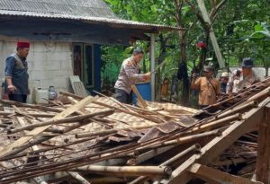 Respon Cepat Aa Dede Kapolres Sukabumi, Rumah Reyot Mak Ocih Dibedah