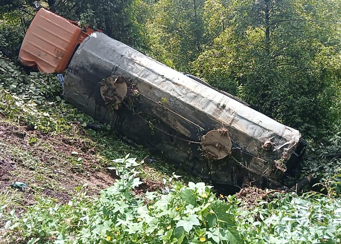 Waduh, Truk Tangki Angkut 18 Ton Aspal Terjun ke Jurang di Palabuhanratu Sukabumi