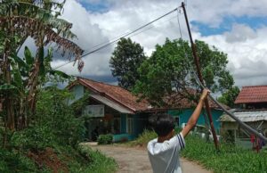 Dijadikan Ayunan Anak SD, Kabel Kendur di Cisero Sukaraja Membahayakan