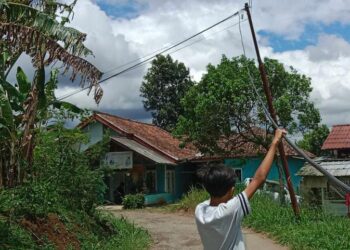 Dijadikan Ayunan Anak SD, Kabel Kendur di Cisero Sukaraja Membahayakan
