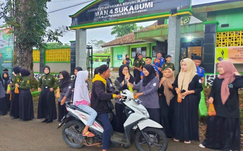 Berkah Ramadan, Siswa-Siswi MAN 4 Sukabumi Bagikan Takjil Gratis