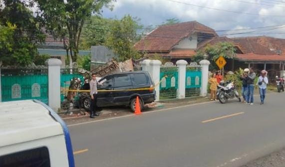 Dua Korban Luka-luka, Mobil Panther Tabrak Pagar Rumah di Warungkiara Sukabumi