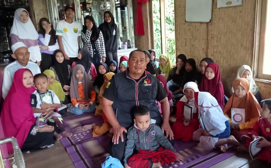 Komunitas Paguris Kembali Salurkan Al-Qur’an dan Iqro di Pelosok Perbatasan Sukabumi