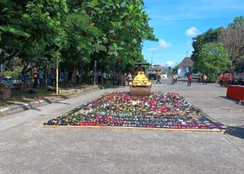 Jelang Lebaran, Ribuan Botol Miras dan Ratusan Knalpot Brong di Sukabumi Dimusnahkan