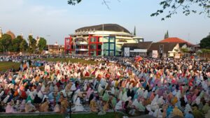 Ribuan Warga Sukabumi Ikuti Salat Idul Fitri di Lapang Merdeka, Begini Pesan Kang Fahmi