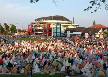 Ribuan Warga Sukabumi Ikuti Salat Idul Fitri di Lapang Merdeka, Begini Pesan Kang Fahmi