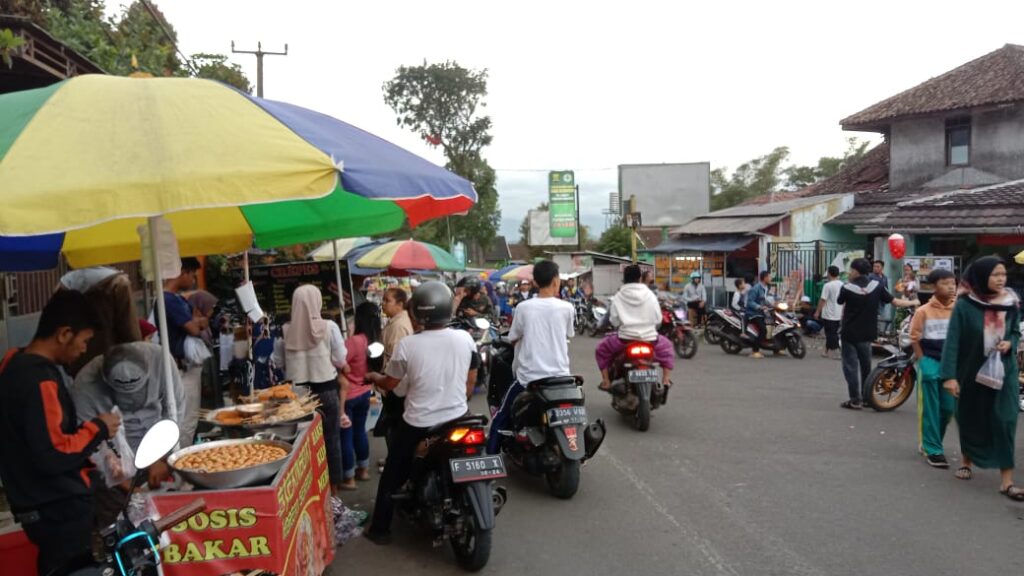 Tugu Meong Sukalarang Sukabumi Jadi Tempat Favorit Berburu Menu Takjil