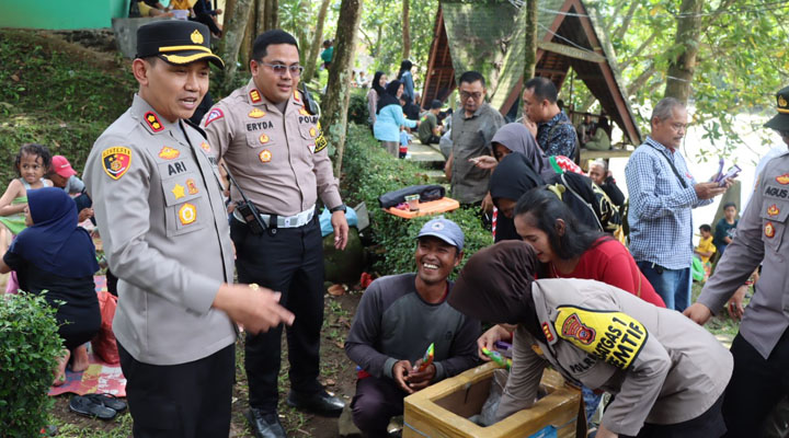 Objek Wisata Cikundul Diserbu Pengunjung, Polisi Bagikan Es krim Gratis