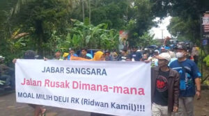 Ngaku Kapok Pilih Ridwan Kamil, Warga Demo Jalan Rusak di Cikembar Sukabumi