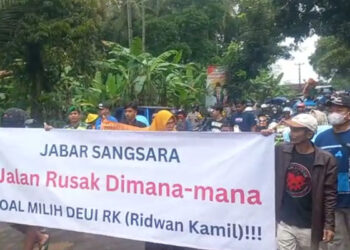 Ngaku Kapok Pilih Ridwan Kamil, Warga Demo Jalan Rusak di Cikembar Sukabumi
