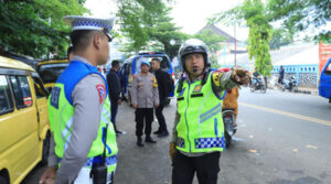 Tertibkan Angkot Ngetem di TPI Palabuhanratu, Kapolres Sukabumi Tegur Anggota dan Petugas Dishub