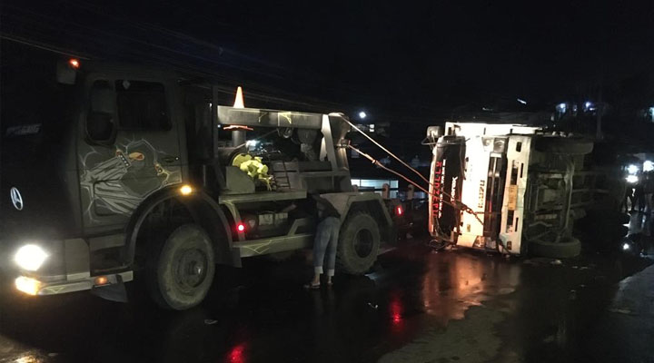 Ngeri! Begini Kesaksian Sopir Truk Tronton Aqua yang Terguling di Pamuruyan Sukabumi