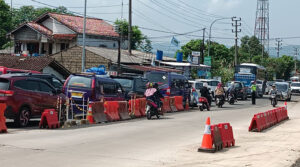 Puncak Arus Mudik, Kepadatan Kendaraan Terjadi di Exit Tol Parungkuda Sukabumi