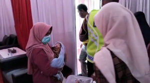 Terjebak Macet, Seorang Ibu Melahirkan Dalam Ambulance di Parungkuda Sukabumi