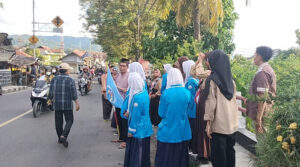 Salut! Sisihkan Uang Jajan, Pelajar SMPN 1 Simpenan Sukabumi Bagikan Ratusan Paket Takjil Gratis ke Masyarakat