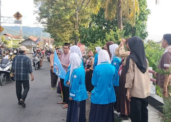 Salut! Sisihkan Uang Jajan, Pelajar SMPN 1 Simpenan Sukabumi Bagikan Ratusan Paket Takjil Gratis ke Masyarakat
