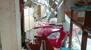 Diduga Mengantuk, Mobil Tabrak Motor dan Warung di Cikukulu Sukabumi