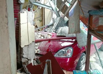 Diduga Mengantuk, Mobil Tabrak Motor dan Warung di Cikukulu Sukabumi