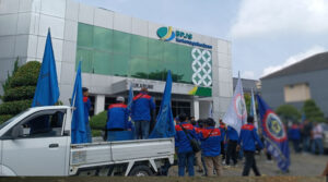 Kantor BPJS Ketenagakerjaan Cabang Sukabumi Digeruduk Ratusan Buruh. Ada Apa?