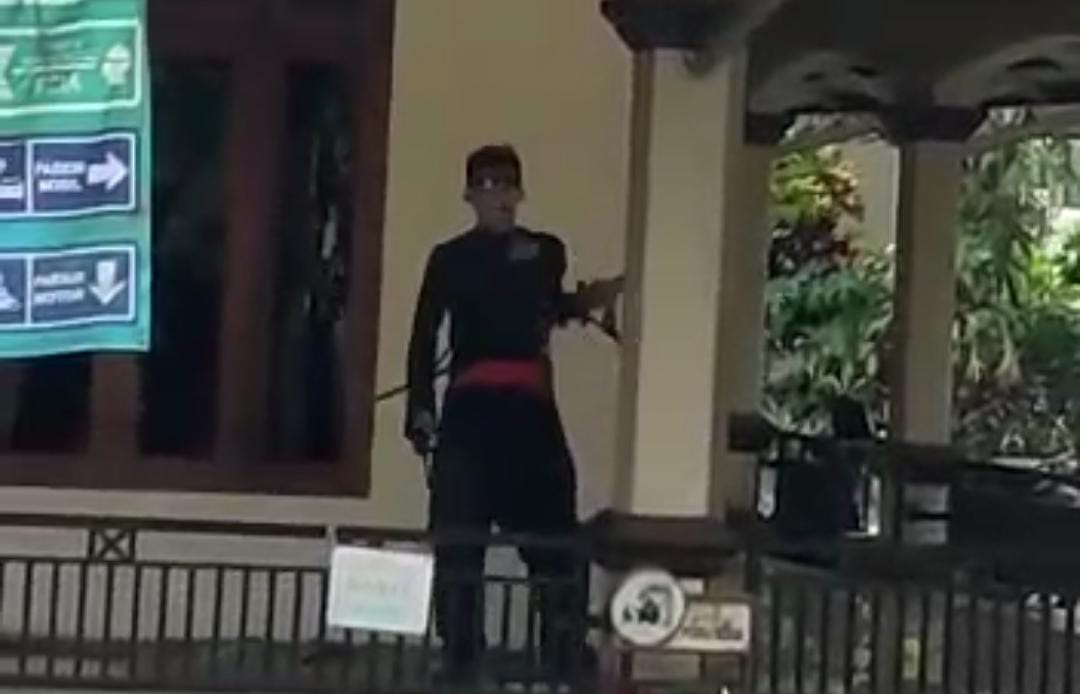 Viral! Pria Diduga ODGJ Rusak Masjid di Gunungguruh Sukabumi