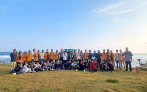 Mahasiswa STKIP Bina Mutiara Kampus 2 Surade Gelar Aksi Cleaning Beach di Pantai Pandan