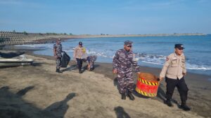 Kompak! TNI-Polri Ikuti Aksi Cleaning Beach di Pantai Batu Bentang Palabuhanratu Sukabumi