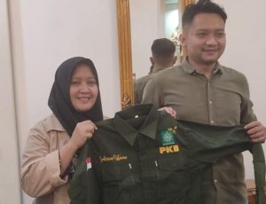 Dilirik Partai Usai Viral Borong Dagangan Bocah Penjual Cobek Batu, Pria Asal Sukabumi ini Maju jadi Bacaleg PKB