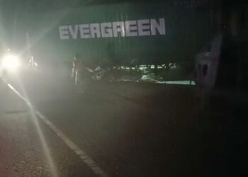 Ngeri! Hindari Pemotor, Truk Kontainer Seruduk Pabrik Genteng di Cibadak Sukabumi