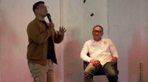 Diroasting 4 Komika, Anjak Priatama Sukma Diskusi Politik Bareng Standupindo Sukabumi di Rumah Mesra
