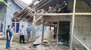 Geger! Warga Rusak Rumah Pasutri Dituduh Dukun Santet di Ciemas Sukabumi