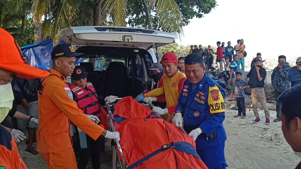 Tim SAR Gabungan Berhasil Temukan Wisatawan Hilang Terseret Ombak di Pantai Pasir Putih Sukabumi 