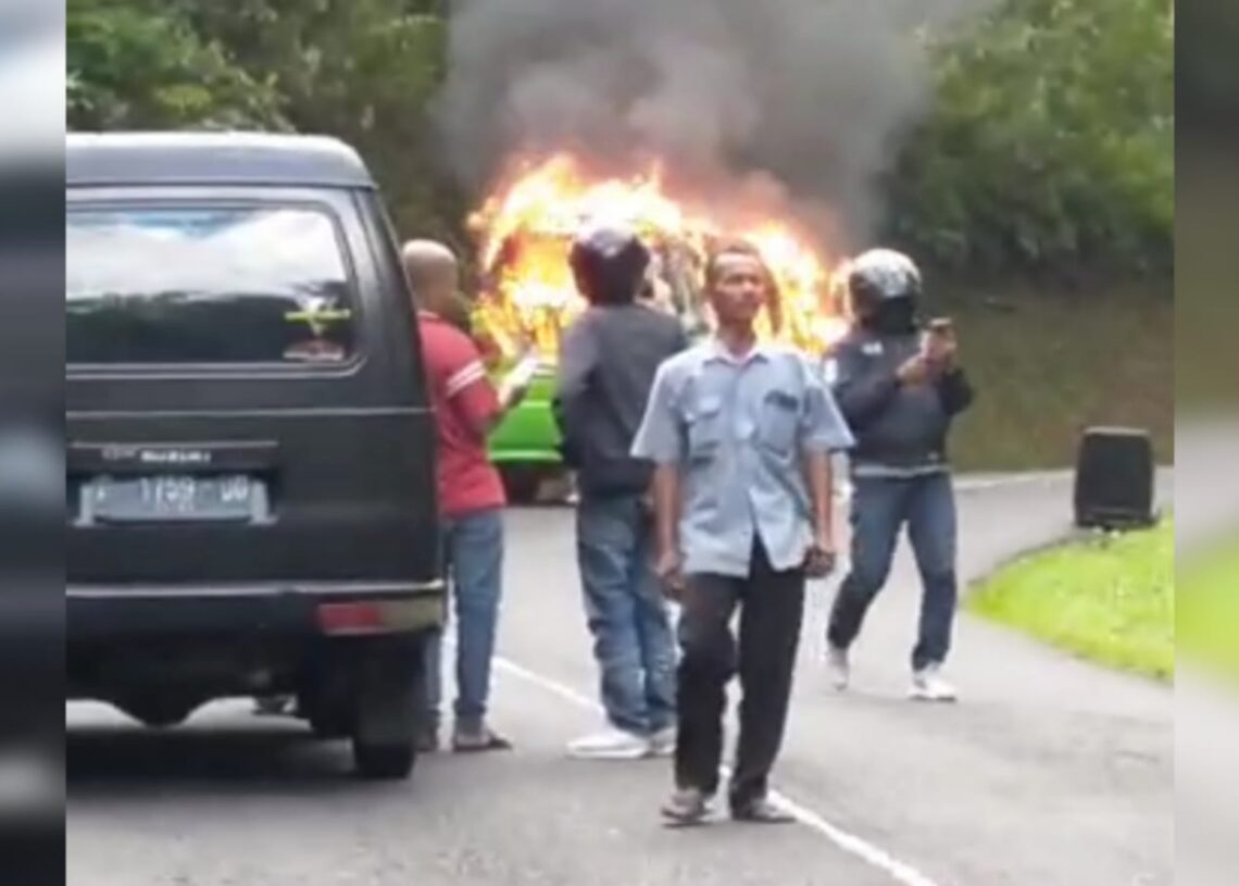 Duar! Satu Unit Angkot Ludes Terbakar di Cikidang Sukabumi