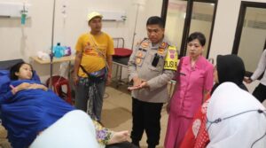Kapolres Sukabumi dan Ketua Bhayangkari Cabang Sukabumi Jenguk Guru TK Afifah di RSUD Palabuhanratu