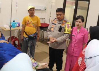 Kapolres Sukabumi dan Ketua Bhayangkari Cabang Sukabumi Jenguk Guru TK Afifah di RSUD Palabuhanratu