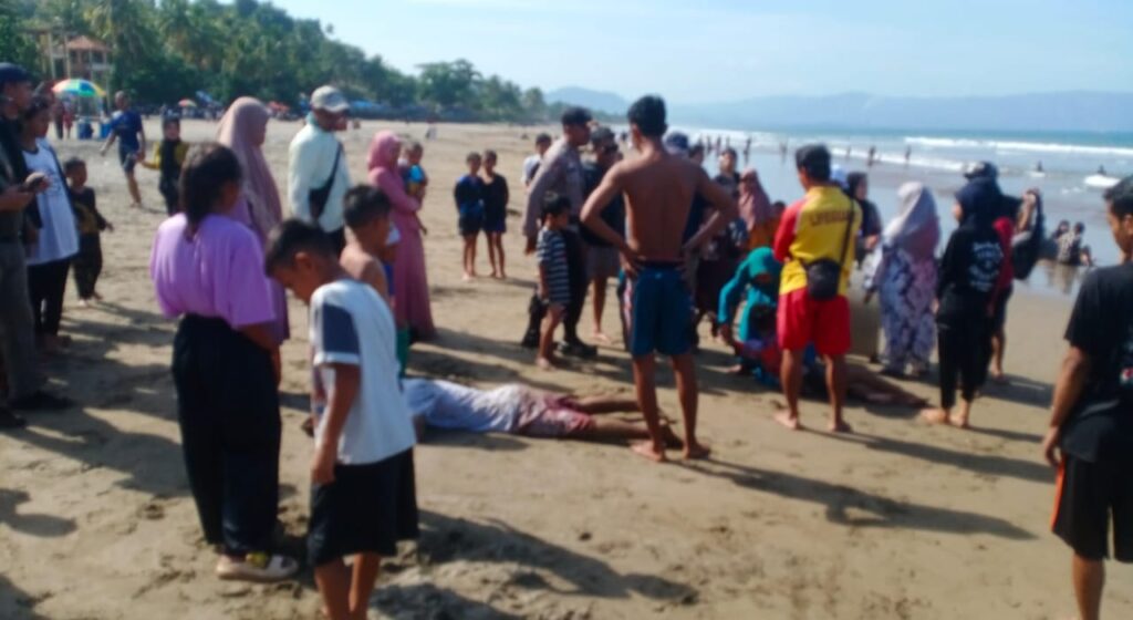 Tujuh Wisatawan Nyaris Terseret Ombak di Pantai Selatan Sukabumi
