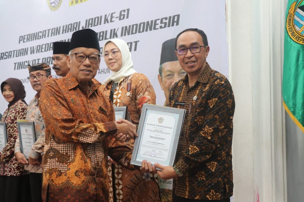 Sekda Ade Suryaman Wakili Bupati Sukabumi Terima Penghargaan  Wredatama Nugraha Madya Dari PWRI