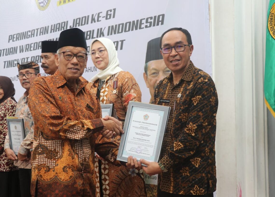 Sekda Ade Suryaman Wakili Bupati Sukabumi Terima Penghargaan  Wredatama Nugraha Madya Dari PWRI