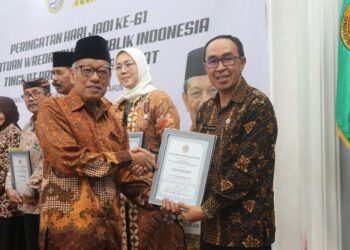 Sekda Ade Suryaman Wakili Bupati Sukabumi Terima Penghargaan  Wredatama Nugraha Madya Dari PWRI